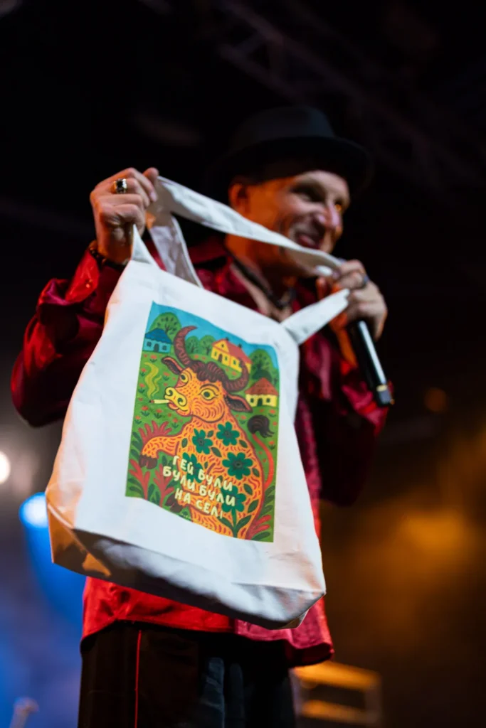 Vopli Vidoplyasova merch moment during concert finale