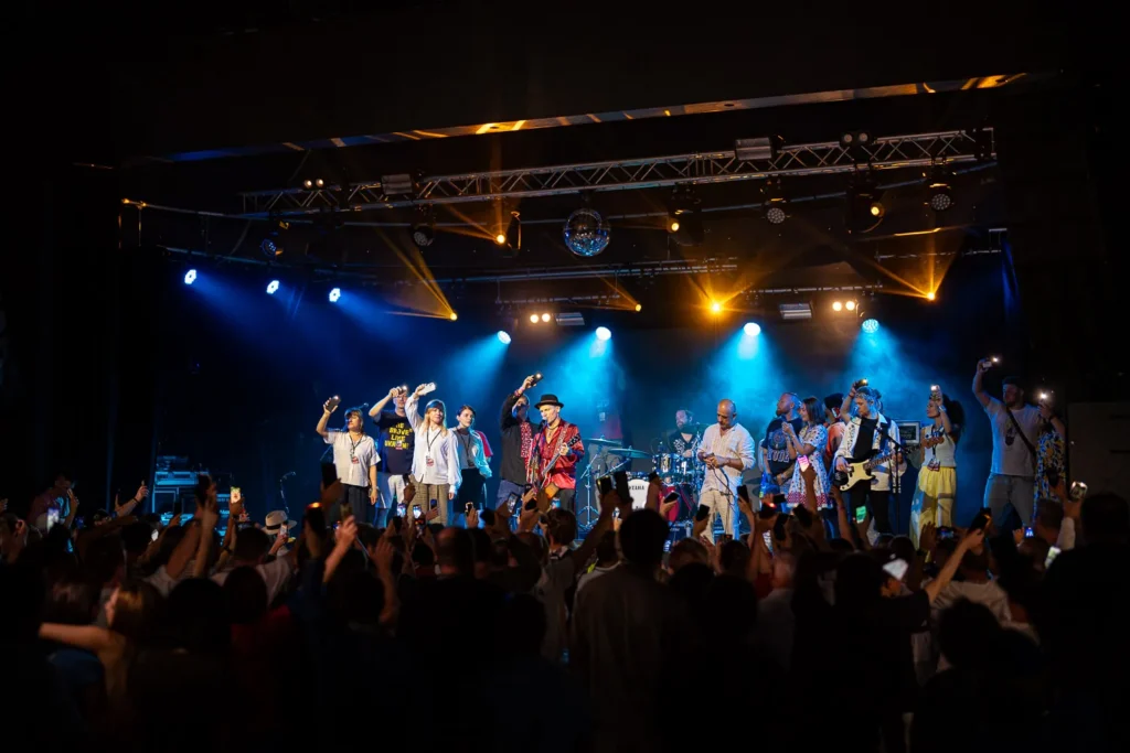 Band acknowledging artists during Vopli Vidoplyasova Sydney show