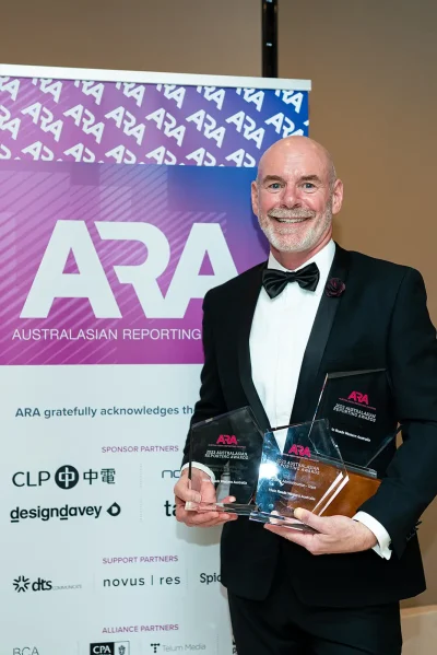 Alan Colegate receives the gold award 2023 of excellence in reporting on behalf of Main Roads Wester Australia